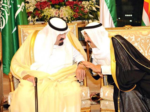 Saudi Arabia's King Abdullah (L) speaks with Kuwaiti Emir Sheikh Sabah al-Ahmad al-Sabah at the end of the Organisation of Islamic Conference (OIC) summit in Mecca. Reuters photo