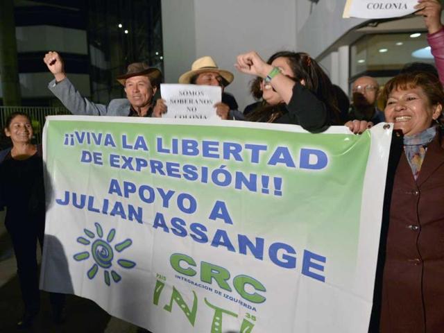 Demonstrators hold a banner reading 'Long live freedom of expression. Support to Julian Assange' as they shout slogans outside the British Embassy in Quito. AFP/Rodrigo Buendia