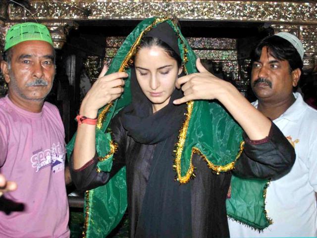 Bollywood actress Katrina Kaif visiting shrine of famous saint Sheikh Salim Chisti to offer prayer at Fatehpur Sikri in Agra on Sunday. (UNI)