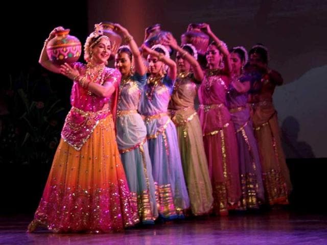 Bollywood actor Hema Malini with her dance troupe performing "Radha Krishna" ballet organised by FICCI FLO, in Jaipur. (UNI)