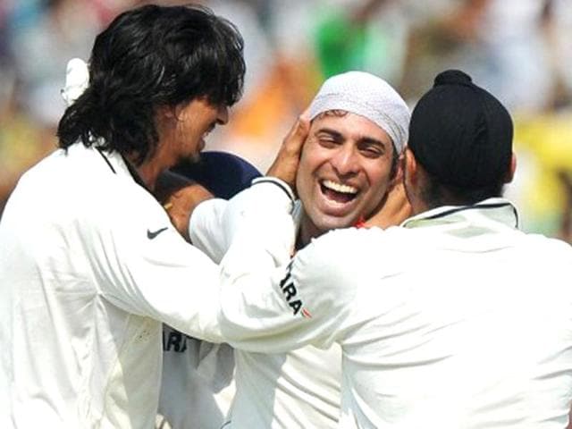Teammates Ishant Sharma (L) and Harbhajan Singh (R) congratulate VVS Laxman as they celebrate India's win over Australia during the final day of the first Test between India and Australia in Mohali on October 5, 2010. AFP photo/Dibyangshu Sarkar