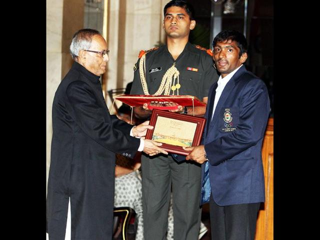 President Pranab Mukherjee felicitates Olympics bronze medallist wrestler Yogeshwar Dutt during a function at Rashtrapati Bhavan in New Delhi. (PTI/Shahbaz Khan)