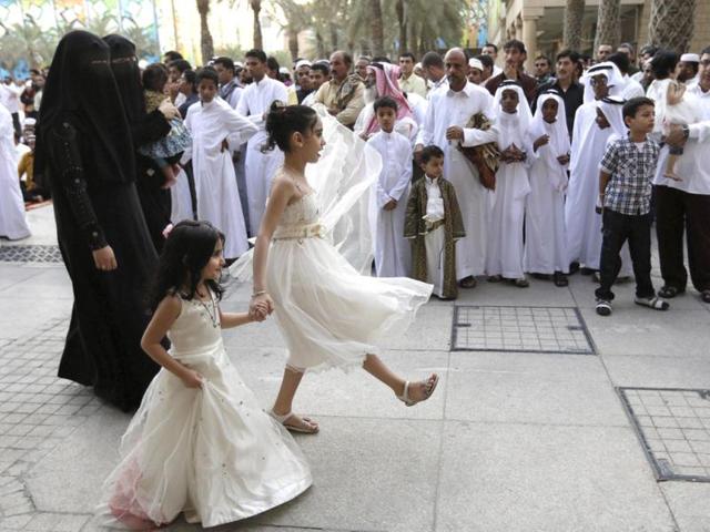 Families arrive to the Imam Turki bin Abdullah mosque to offer Eid ul-Fitr morning prayers to mark the end of the holy fasting month of Ramadan in Riyadh. (AP/Hassan Ammar)