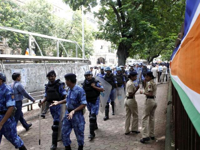 Mumbai police gears up for a Maharashtra Navnirman Sena (MNS) procession and rally in Mumbai,India. (Hindustan Times/Kunal Patil)
