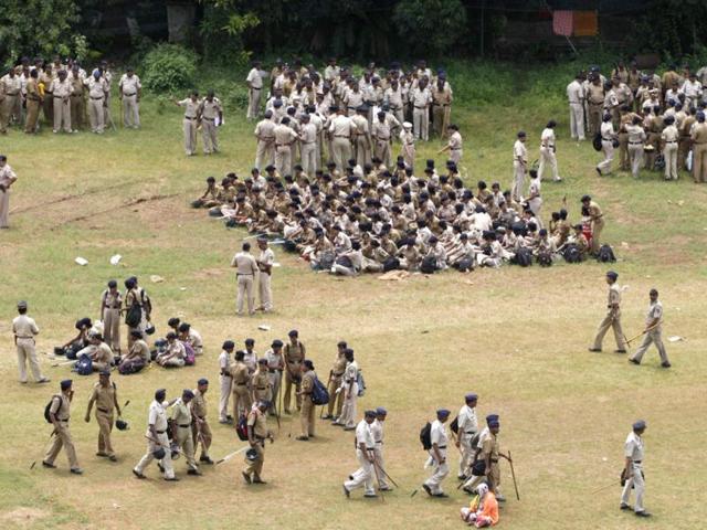 Mumbai Police seen gearing up for a Maharashtra Navnirman Sena (MNS) procession and rally in Mumbai.(Hindustan Times/Kunal Patil)
