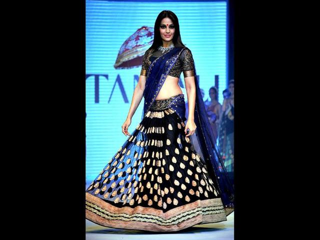 Bipasha-Basu-showcases-jewellery-designer-Gitanjali-Jewels-creations-as-she-walks-the-ramp-during-the-fourth-day-of-India-International-Jewellery-Week-2012-in-Mumbai-on-August-22-AFP-Photo Bipasha-Basu-showcases-jewellery-designer-Gitanjali-Jewels-creations-as-she-walks-the-ramp-during-the-fourth-day-of-India-International-Jewellery-Week-2012-in-Mumbai-on-August-22-AFP-Photo
