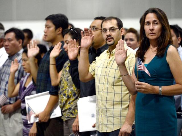 US citizenship candidates take the oath of citizenship at a naturalization ceremony at the Los Angeles Convention Center in Los Angeles, California. Nearly 7,800 candidates became citizens representing more than 100 countries. (AFP Photo)