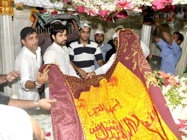 Though Emraan has followed a no-kissing policy for quite some time now and is only occasionally seen breaking the self imposed shackles, it is expected that in Raaz 3 he would go all out again.