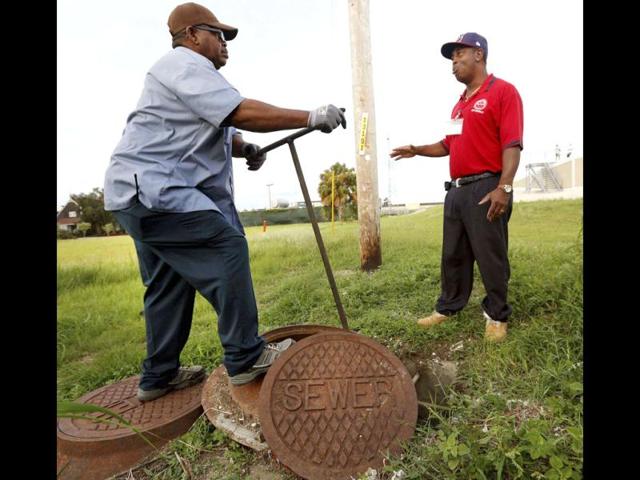 Employees of the sewerage and water board of New Orleans close valves to prevent water from leaking under the lever during hurricane Isaac along the Pontchartrain lakefront in New Orleans, Louisiana. Reuters Photo Employees of the sewerage and water board of New Orleans close valves to prevent water from leaking under the lever during hurricane Isaac along the Pontchartrain lakefront in New Orleans, Louisiana. Reuters Photo