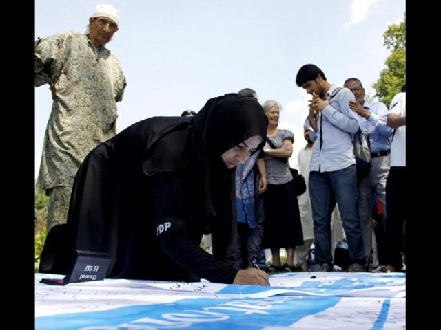 A Kashmir universty student signs a petition during a protest organised by the Association of Parents of Disappeared People (APDP), demanding information on the whereabouts of missing relatives, on the International Day of Disappeared Persons, in Srinagar. HT/Waseem Andrabi
