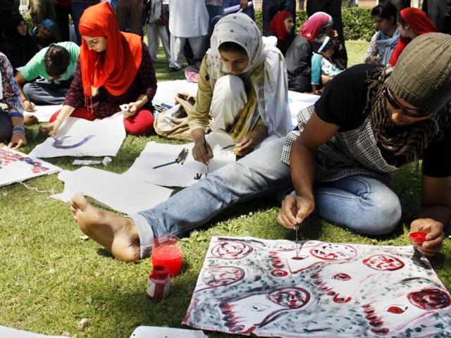 Kashmir University students make artwork during a protest organised by the Association of Parents of Disappeared People (APDP), demanding information on the whereabouts of missing relatives, on the International Day of Disappeared Persons, in Srinagar. HT/Waseem Andrabi