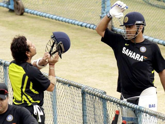 Captain MS Dhoni and Sachin Tendulkar during a training session ahead of the India-New Zealand second Test match at M Chinnaswamy stadium in Bangalore (Gurpreet Singh/Hindustan Times)