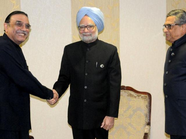 In this handout photograph released by the Indian Press Information Bureau, Indian Prime Minister Manmohan Singh shakes hands with Pakistani President Asif Ali Zardari as Indian External Affairs Minister SM Krishna looks on at the sidelines of the XVI Non-Aligned Movement Summit in Tehran. AFP/Press Information Bureau