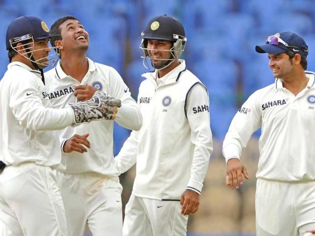 Pragyan-Ojha-L-celebrates-with-teammates-the-dismissal-of-New-Zealand-batsman-Martin-Guptill-for-53-runs-during-the-first-day-of-their-second-Test-match-at-M-Chinnaswamy-Satdium-in-Bangalore-AFP-Manjunath-Kiran