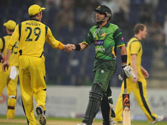 Pakistani captain Misbah-ul Haq (R) shakes hand with Australian cricketer David Hussey after winning the match against Australia at the Abu Dhabi cricket stadium. AFP Photo/Aamir Qureshi