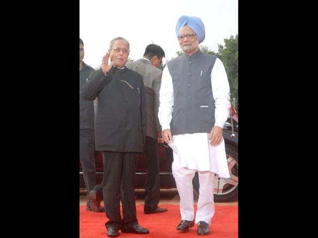 President Pranab Mukherjee and Prime Minister Manmohan Singh waiting to receive Tajikistan President Emomali Rahmon for a ceremonial reception at Rashtrapati Bhavan in New Delhi. UNI Photo