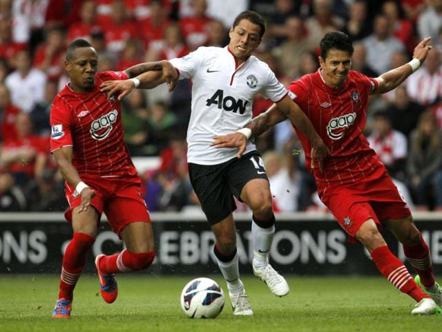 Manchester United's Javier Hernandez, center, competes with Southampton's Nathaniel Clyne, left, and Jose Fonte during their English Premier League soccer match at St Mary's stadium, Southampton, England. AP Photo/Sang Tan