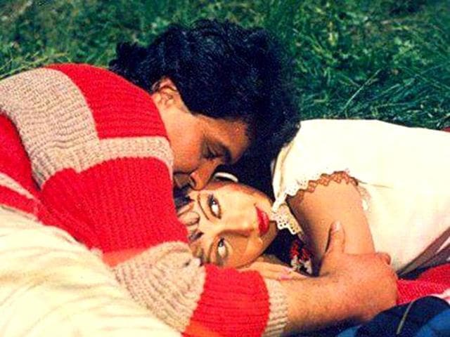 Rohit (Rishi Kapoor) and Chandni (Sridevi) meet at a wedding and fall in love. But luck has some other plans. Rohit meets with an accident and their lives change.