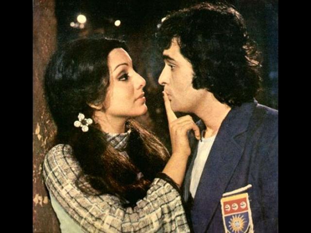 Khel Khel Mein stars Rishi Kapoor, Neetu Singh and Rakesh Roshan as college students, who play a prank and get involved with a notorious criminal.