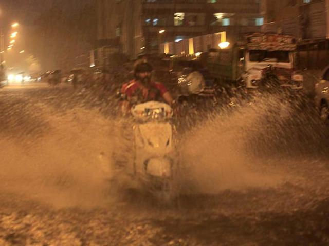 Water logged at Mahim near Raheja Hospital due to heavy rains in Mumbai. (HT Photo/Saroj Kumar Dora)
