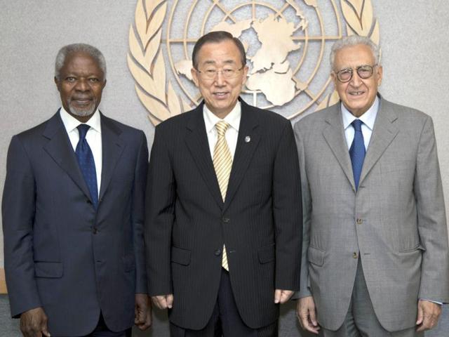 UN Secretary-General Ban Ki-moon meets with former UN Secretary-General Kofi Annan (L) and Lakhdar Brahimi, Joint Special Representative of the United Nations and the League of Arab States for Syria at the United Nations in New York.(AFP Photo)