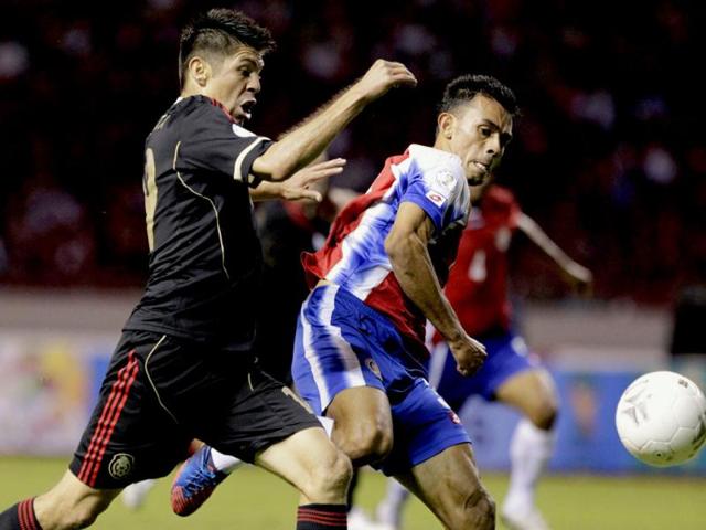 Oribe Peralta of Mexico battles for the ball with Geancarlo Gonzalez of Costa Rica during their 2014 World Cup qualifying soccer match at the National Stadium in San Jose. Reuters/Juan Carlos Ulate