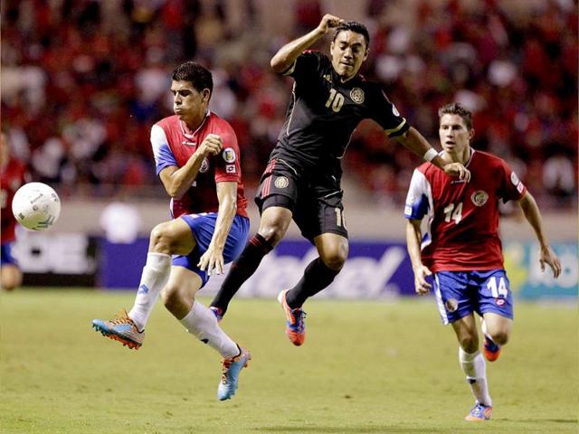 Mexico's Marco Fabian challenges Costa Rica's Johnny Acosta during their 2014 World Cup qualifying soccer match at National stadium in San Jose. Reuters/Juan Carlos Ulate