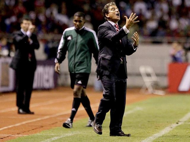 Costa Rica's coach Jose Luis Pinto gestures as Jose Manuel de la Torre, coach of Mexico, looks on during their World Cup qualifying soccer match at National stadium in San Jose. Reuters/Juan Carlos Ulate