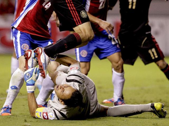 Costa Rica's goalkeeper Keylor Navas collides with Mexico's Oribe Peralta during their 2014 World Cup qualifying soccer match at National stadium in San Jose. Reuters/Juan Carlos Ulate