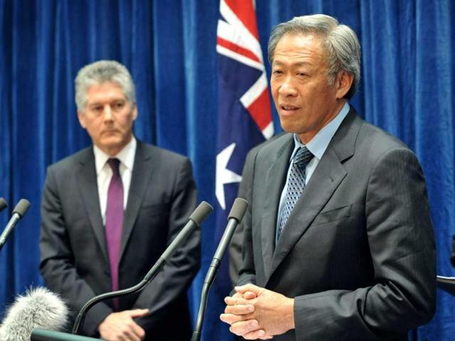 Singapore Defence Minister Ng Eng Hen (R) speaks as Australian Defence Minister Stephen Smith (L) listens during a press conference at Parliament House in Canberra. The group were gathered for the 7th Singapore-Australian Joint Ministerial Committee. AFP PHOTO / Mark GRAHAM