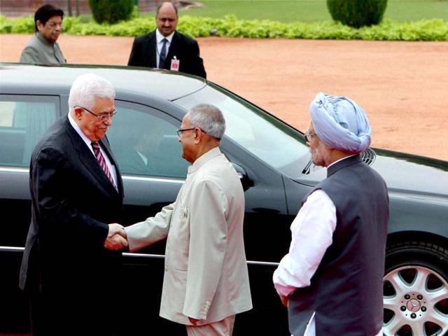 President Pranab Mukherjee shakes hands with Palestinian President Mahmoud Abbas as Prime Minister Manmohan Singh looks on during ceremonial reception to the visiting dignitary at the Rashtrapati Bhavan in New Delhi. Abbas is on a three-day official visit to India. PTI/Atul Yadav