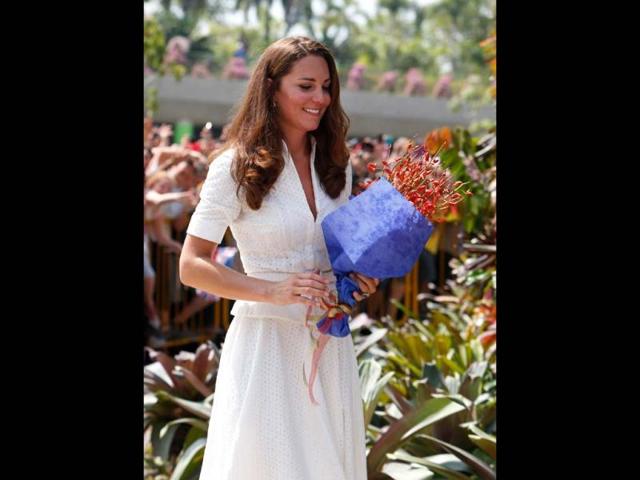 Catherine, the Duchess of Cambridge, leaves after greeting fans at Gardens by the Bay during her visit to Singapore. (AFP/Edgar Su)