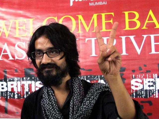 Cartoonist-Aseem-Trivedi-flashes-victory-sign-during-a-press-conference-after-he-was-released-on-bail-in-Mumbai-PTI-Photo Cartoonist-Aseem-Trivedi-flashes-victory-sign-during-a-press-conference-after-he-was-released-on-bail-in-Mumbai-PTI-Photo