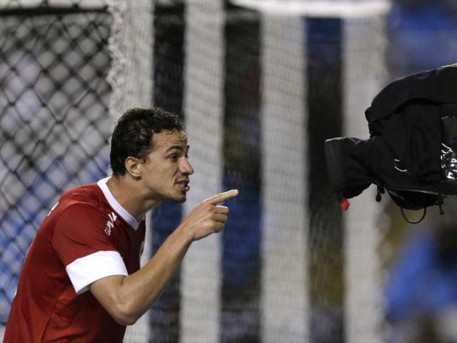 Leandro Damiao of Internacional de Porto Alegre celebrates after scoring against Botafogo during their Brazilian Series A Championship soccer match at Joao Havelange Olympic Stadium in Rio de Janeiro. Reuters/Ricardo Moraes