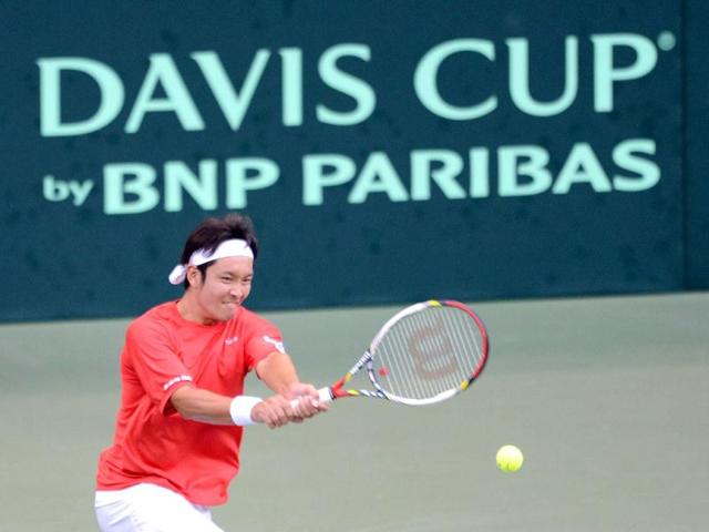 Tatsuma Ito of Japan returns a shot against Amir Weintraub of Israel during the Davis Cup World Group tennis play-off in Tokyo on September 14, 2012. Ito was defeated by Weintraub 6-3, 6-2, 6-4. AFP Photo