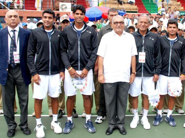 Haryana Chief Minister Bhupinder Singh Hooda poses for photograph with the Indian Davis Cup team members prior to a match between India and New Zealand at CLTA grounds in Chandigarh on Friday. UNI Photo