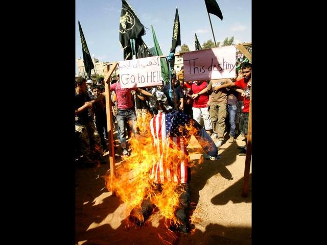 Palestinian protesters burn an effigy covered in the US flag during a demonstration against an amateur film mocking Islam in the Palestinian refugee camp of Ain el-Helweh near the southern Lebanese city of Sidon. (AFP photo/Mahmoud Zayyat)