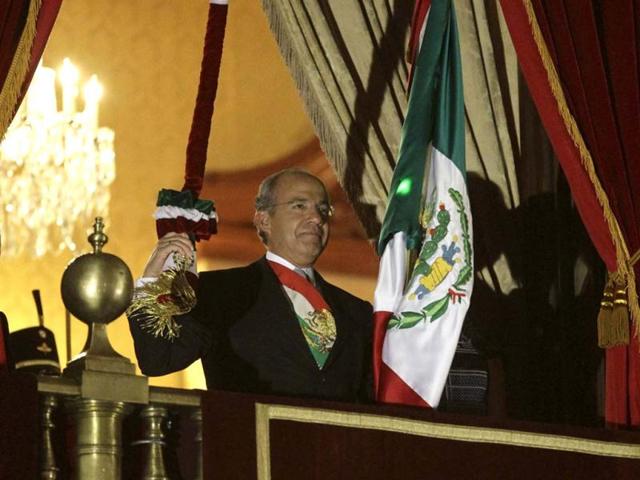 Mexico's President Felipe Calderon rings a bell as Mexico celebrates the 202nd anniversary of their independence from Spain at Zocalo square in downtown Mexico City. Reuters/Henry Romero