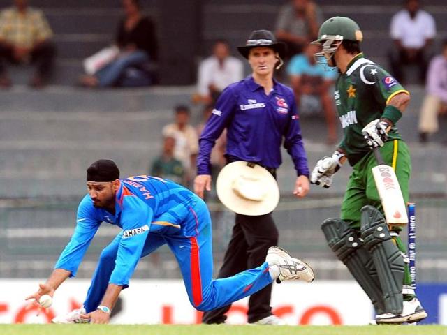 Harbhajan-Singh-dives-as-he-attempts-to-field-a-ball-hit-by-Pakistan-s-Kamran-Akmal-as-Pakistan-captain-Mohammad-Hafeez-looks-on-during-the-World-T20-warm-up-match-between-India-and-Pakistan-in-Colombo-AFP-Lakruwan-Wanniarachchi