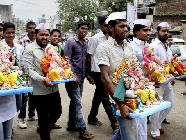 Devotees carry the idols of Lord Ganesh in a procession on the occasion of 'Ganesh Chathurti' festival in Karad, Maharashtra. (PTI Photo)