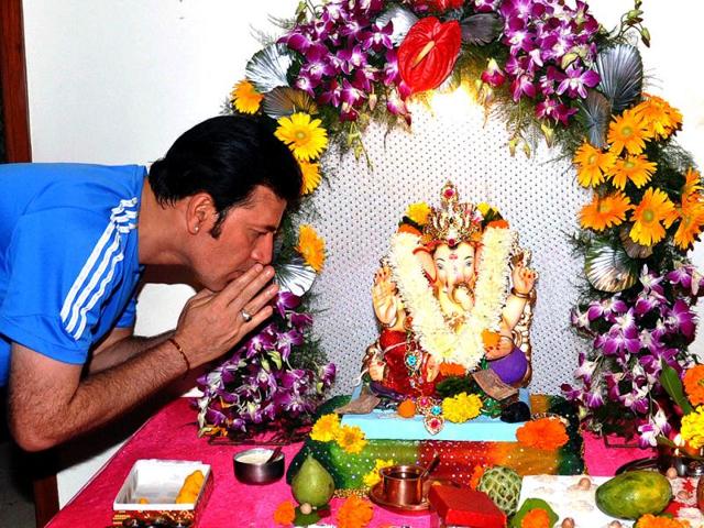 Bollywood-actors-Mahie-Gill-Jimmy-Shergill-and-Randeep-Hooda-pose-with-an-idol-of-Lord-Ganesha-on-the-occasion-of-Ganesh-Chaturthi-in-Mumbai-Check-out-other-B-Town-actors-celebrating-the-festival-AFP