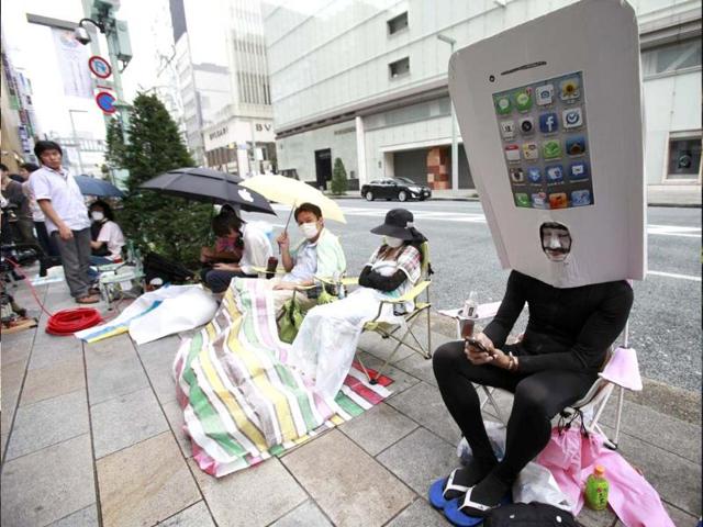 An-iPhone-fan-waits-outside-an-Apple-Store-to-purchase-Apple-Inc-s-iPhone-5-in-Tokyo-s-Ginza-district-Reuters-Yuriko-Nakao An-iPhone-fan-waits-outside-an-Apple-Store-to-purchase-Apple-Inc-s-iPhone-5-in-Tokyo-s-Ginza-district-Reuters-Yuriko-Nakao