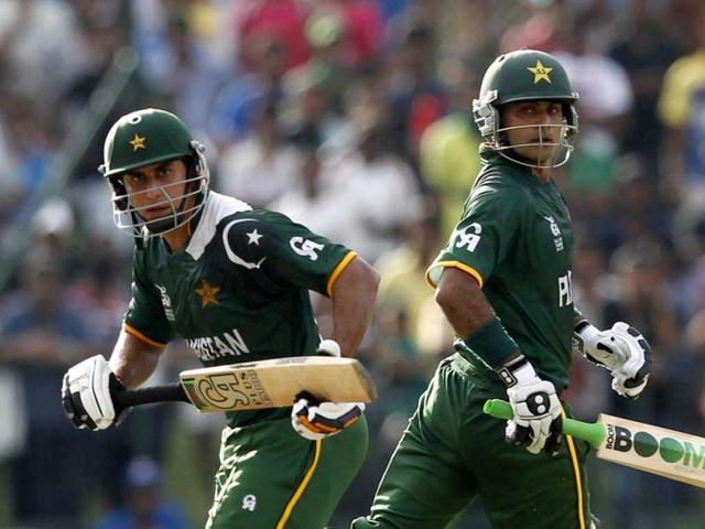 Pakistan's captain Mohammad Hafeez (R) and his teammate Nasir Jamshed run between the wickets during their Twenty20 World Cup cricket match against New Zealand in Pallekele. Reuters/Dinuka Liyanawatte