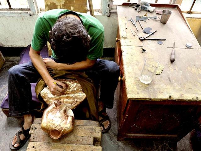 A traditional Tibetan craftsman hand sculpts a metal figurine of the Buddha at the Norbulingka Institute near Dharamshala. The Norbulingka Institute is a centre for arts dedicated to the preservation of Tibetan art and culture. (AFP Photo)