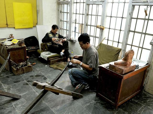 Traditional Tibetan craftsman hand sculpt metal figurines of the Buddha at the Norbulingka Institute near Dharamshala. The Norbulingka Institute is a centre for arts dedicated to the preservation of Tibetan art and culture. (AFP Photo)