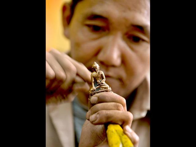 A traditional Tibetan craftsman hand sculpts a metal figurine of the Buddha at the Norbulingka's Institute near Dharamshala. The Norbulingka Institute is a centre for arts dedicated to the preservation of Tibetan art and culture. (AFP Photo)
