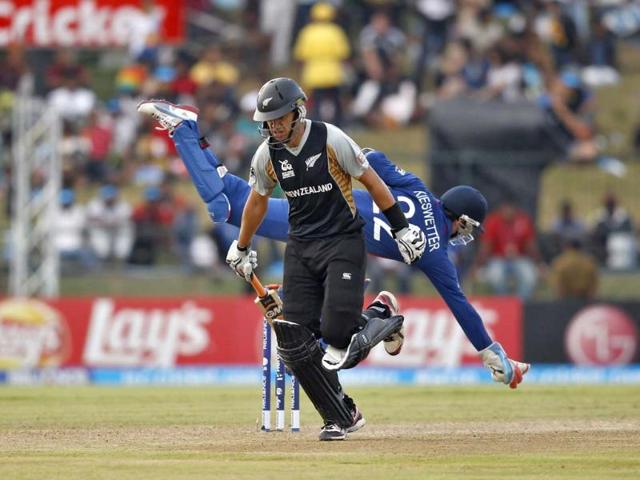 England's wicketkeeper Craig Kieswetter dives to catch the ball as New Zealand's captain Ross Taylor (front) runs between the wickets during their Twenty20 World Cup Super 8 cricket match in Pallekele. (Reuters/Dinuka Liyanawatte)