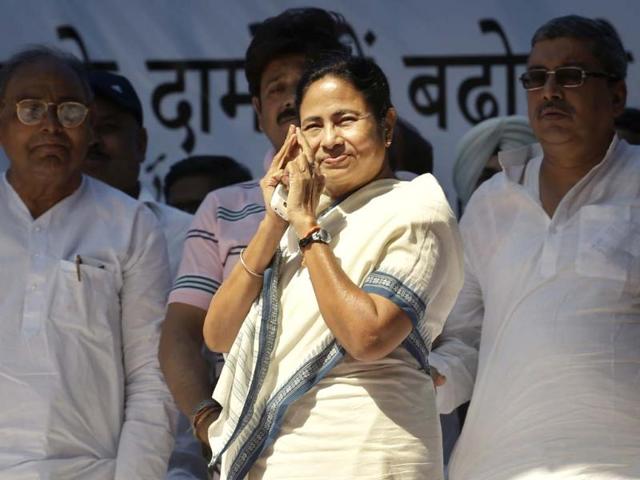 Trinamool Congress party leader Mamata Banerjee, center, greets her supporters at a rally in New Delhi. (AP Photo/Saurabh Das)
