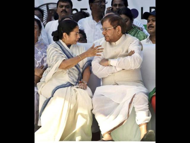 Trinamool Congress party leader Mamata Banerjee, left, talks to Janta Dal United party leader Sharad Yadav at a rally in New Delhi. The rally was to protest against the government's decision of FDI in multi-brand retail and against the hike of fuel prices. (AP Photo/Saurabh Das)