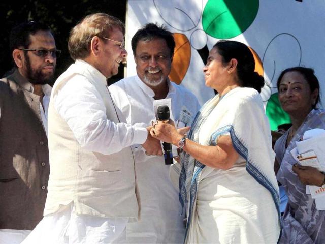 Trinamool Congress chief and West Bengal chief minister Mamata Banerjee greets NDA convener Sharad Yadav at a party rally against FDI in multi-brand retail and diesel price hike in New Delhi. (PTI Photo by Atul Yadav)